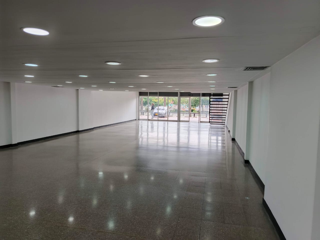 316M2 Local Comercial en Medelin, Centro Empresarial Olaya Herrera