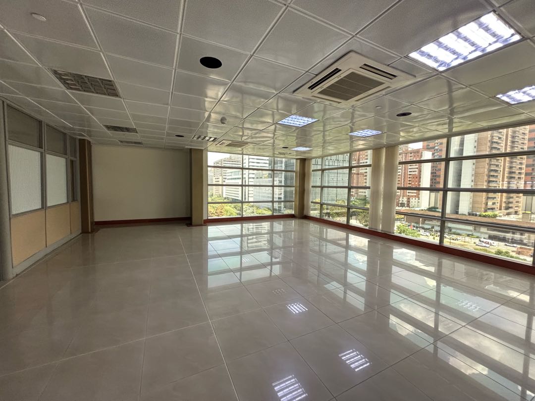 180m2 Oficina Arriendo Ciudad del Rio-Medellin