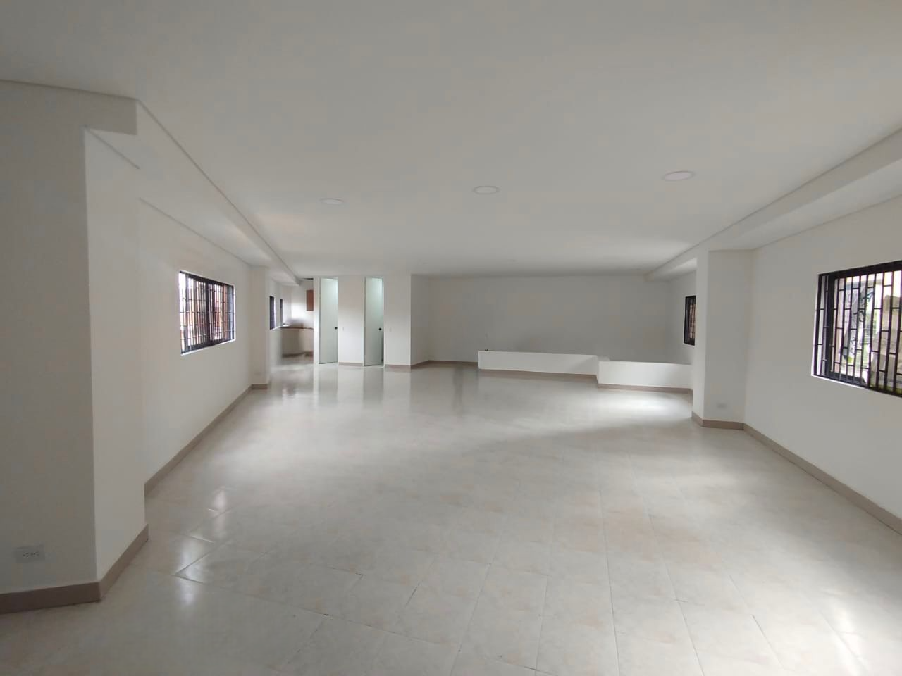 90m2 Local Comercial en la avenida las Vegas En Sabaneta