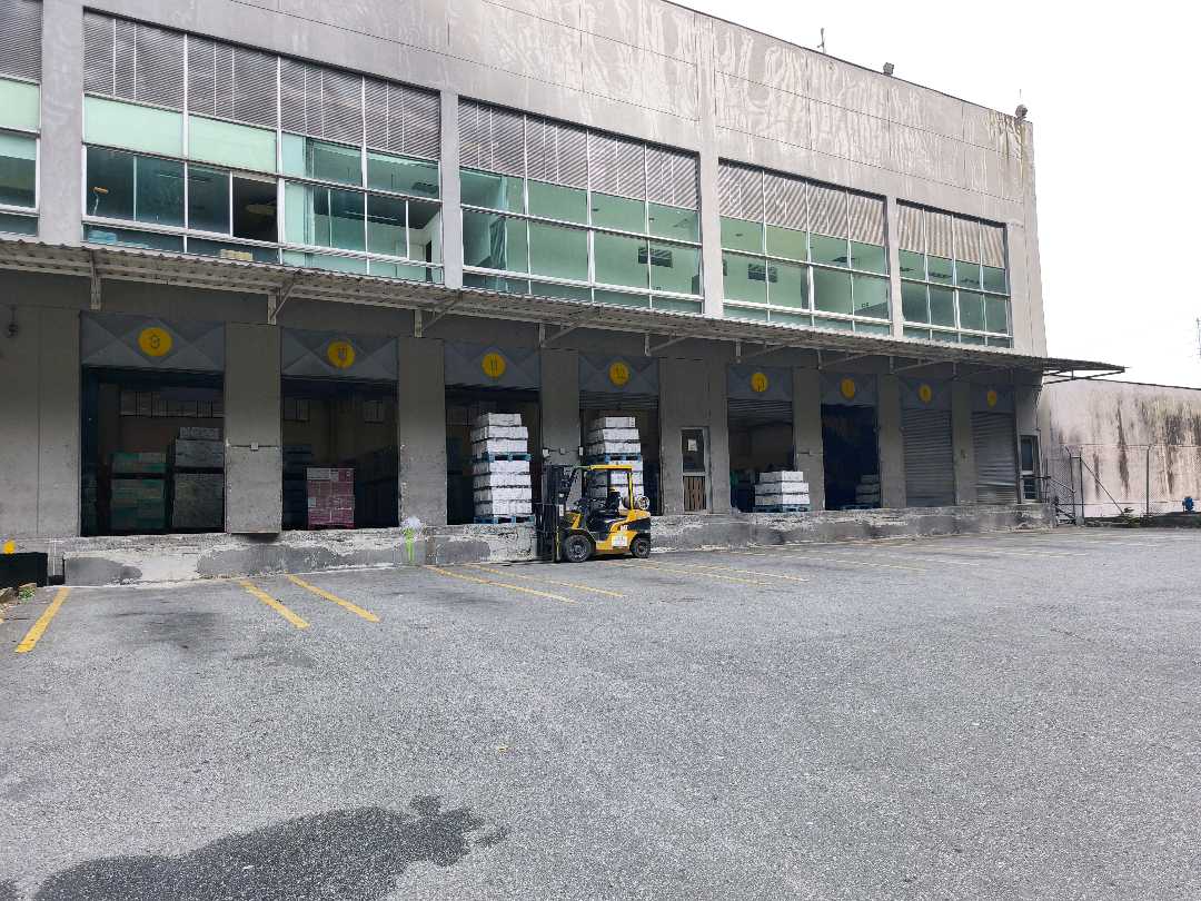 1.750m2 Bodega + 912m2 Patio maniobra Arriendo Parque Ind